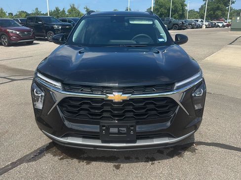 Used 2025 Chevrolet Trax LT FWD image 8
