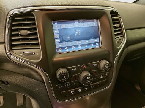 Used 2020 Jeep Grand Cherokee Laredo image 26