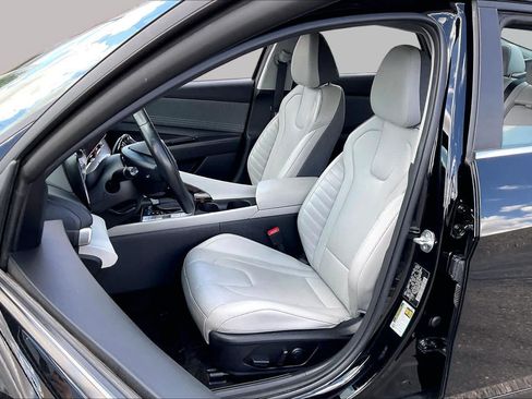 Used 2025 Hyundai Elantra Limited FWD image 8