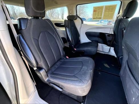 Used 2022 Chrysler Voyager LX image 24