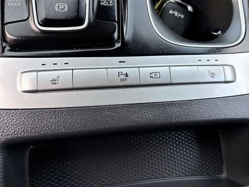 Used 2024 Kia Carnival LX image 33