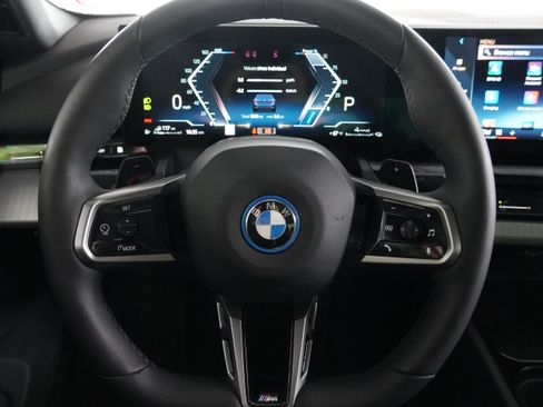 Certified 2025 BMW 550e xDrive w/ Executive Package AWD/4WD image 18