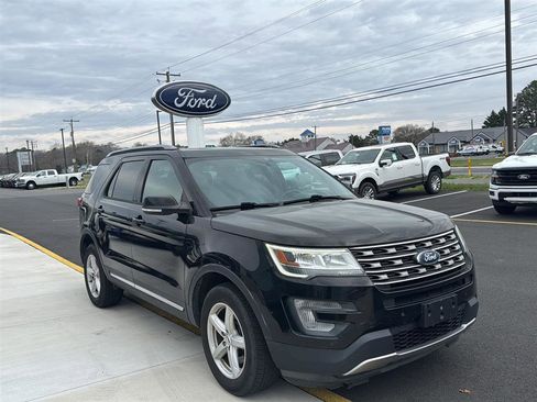 Used 2017 Ford Explorer XLT w/ Equipment Group 202A image 7