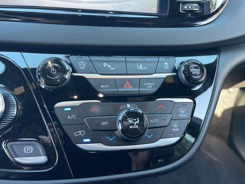 Used 2025 Chrysler Pacifica Select FWD image 12