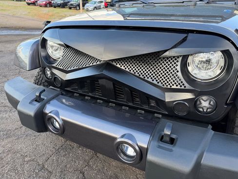 Used 2017 Jeep Wrangler Unlimited Sahara image 9