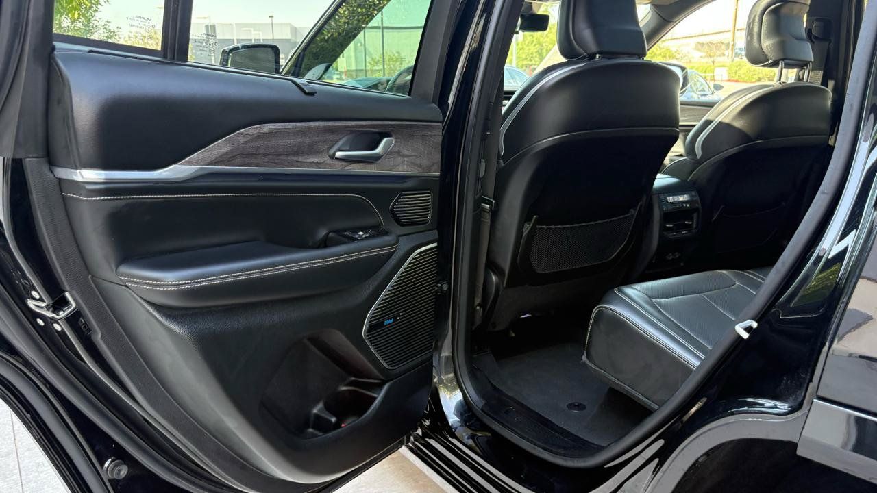 Used 2022 Jeep Grand Cherokee Overland w/ Advanced Protech Group III AWD/4WD image 31