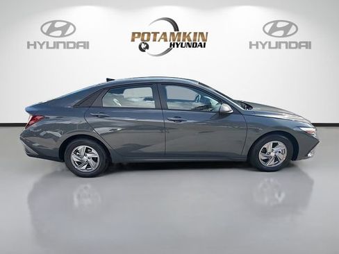 Certified 2026 Hyundai Elantra SE FWD image 4