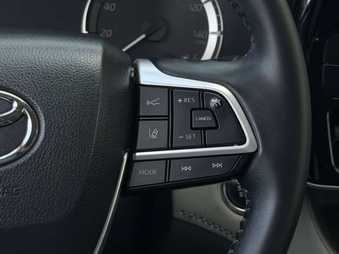 Used 2023 Toyota Highlander LE FWD image 15