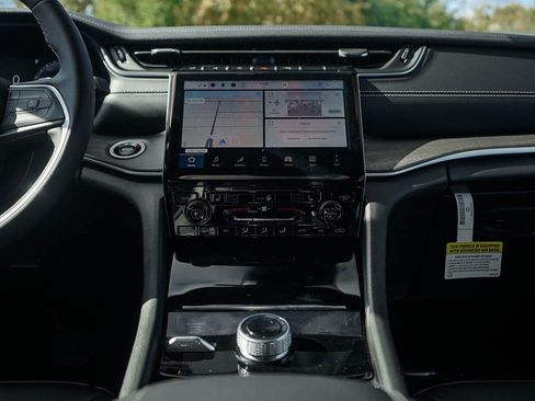 New 2025 Jeep Grand Cherokee Limited image 16