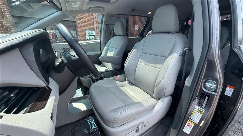 Used 2018 Toyota Sienna XLE w/ XLE Navigation Package FWD image 33