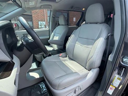 Used 2018 Toyota Sienna XLE w/ XLE Navigation Package FWD image 33