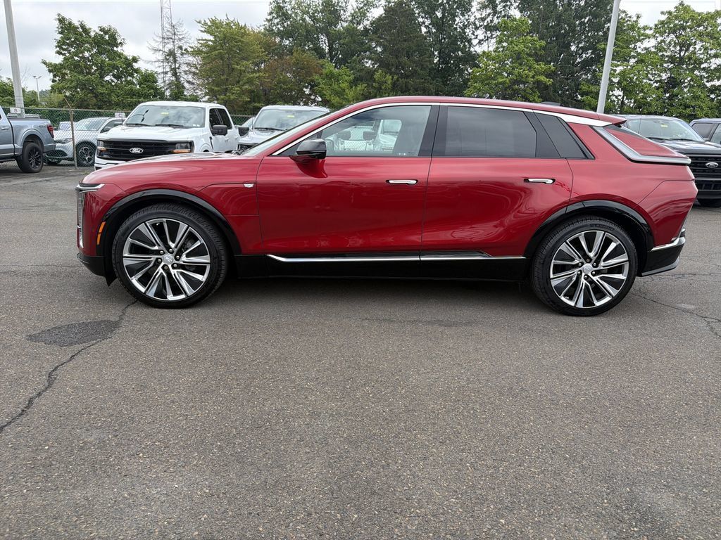 Used 2024 Cadillac Lyriq Luxury AWD/4WD image 2