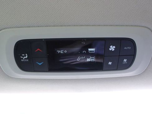 Used 2021 Chrysler Pacifica Touring-L FWD image 26