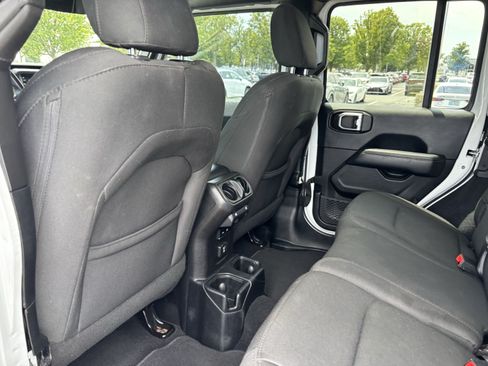 Used 2019 Jeep Wrangler Unlimited Sahara AWD/4WD image 33