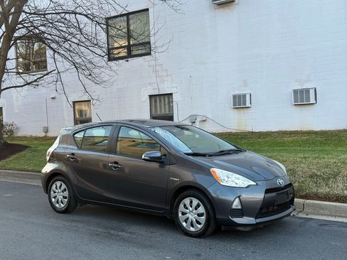 Used 2012 Toyota Prius C One image 3