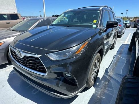Used 2023 Toyota Highlander XLE FWD image 1