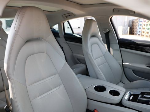 Used 2020 Porsche Panamera image 19