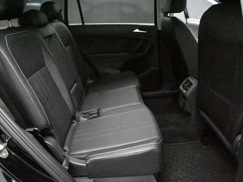 Used 2023 Volkswagen Tiguan SE w/ Panoramic Sunroof Package AWD/4WD image 17