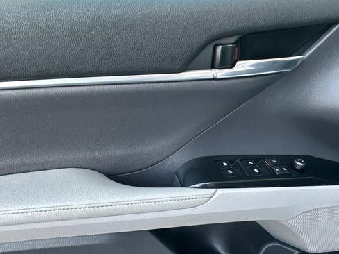 Used 2020 Toyota Camry XLE image 11