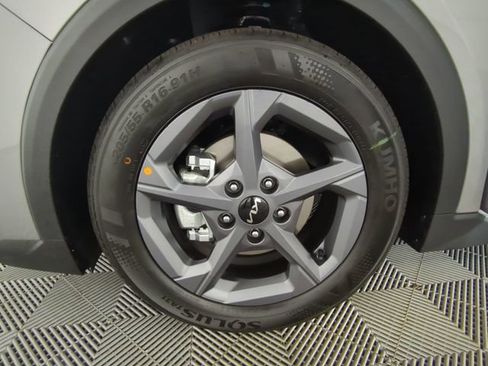 New 2025 Kia K4 LXS image 17