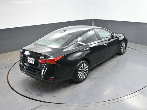 Used 2025 Nissan Altima 2.5 SV FWD image 31