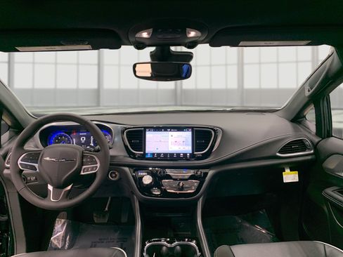 New 2026 Chrysler Pacifica Limited image 13