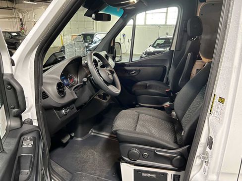 Used 2025 Mercedes-Benz Sprinter 2500 image 22