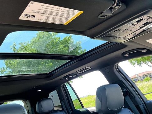 Used 2025 Cadillac XT6 Premium Luxury AWD/4WD image 17