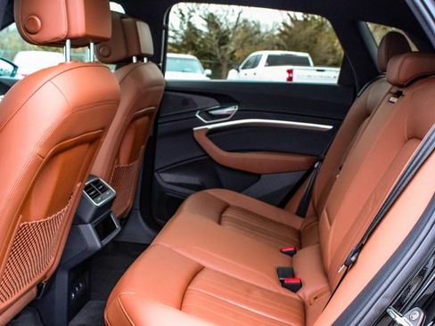 Used 2022 Audi e-tron Premium w/ Convenience Plus Package image 35