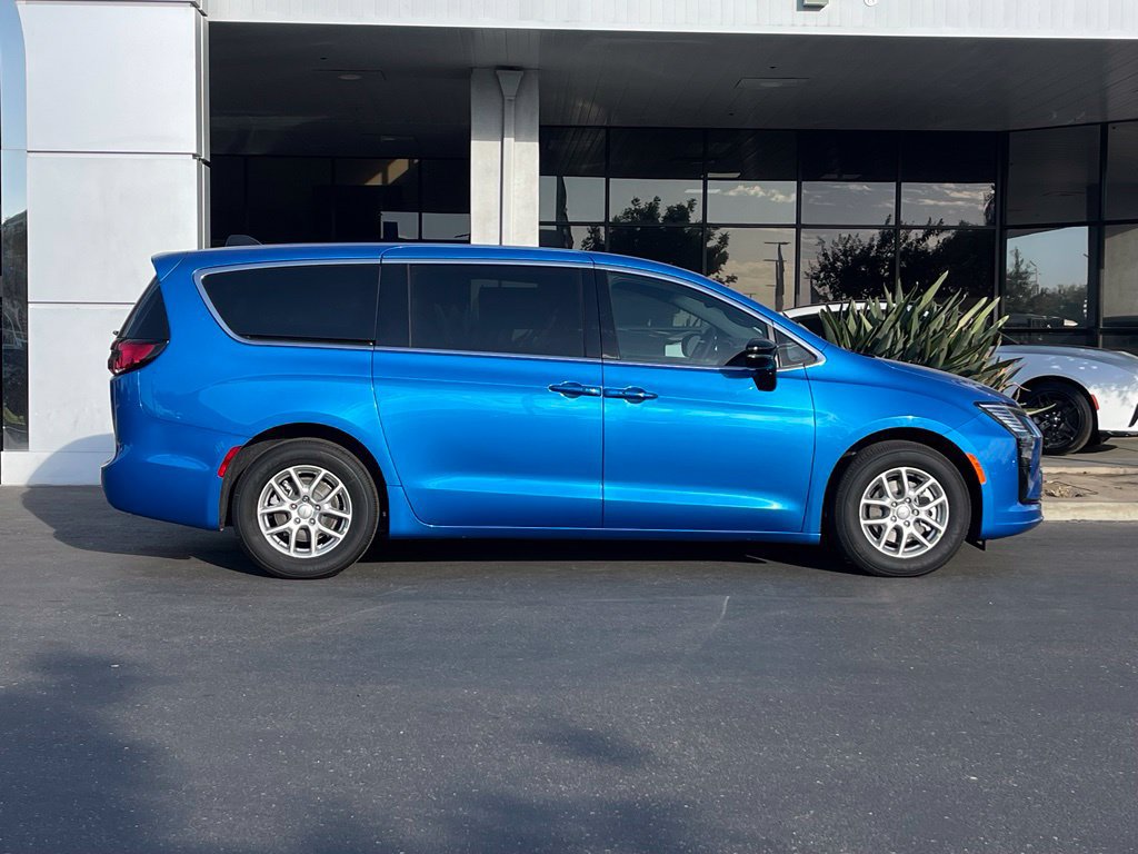 New 2027 Chrysler Pacifica Select FWD image 3