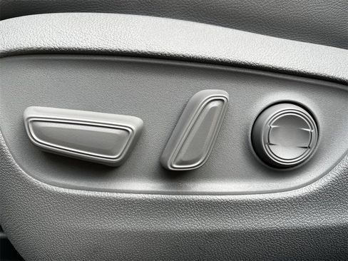 Used 2025 Toyota Highlander Platinum image 24