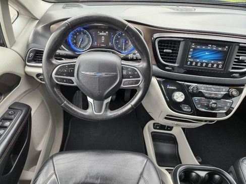 Used 2019 Chrysler Pacifica Touring-L FWD image 15