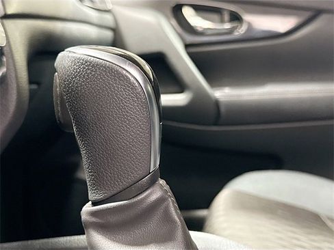 Used 2017 Nissan Rogue SV image 16