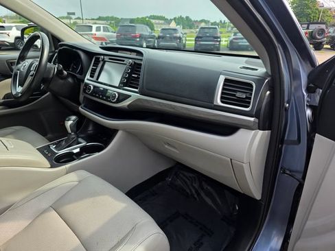 Used 2017 Toyota Highlander Limited AWD/4WD image 10