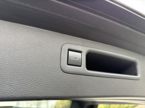 Used 2021 Toyota Highlander XLE image 19