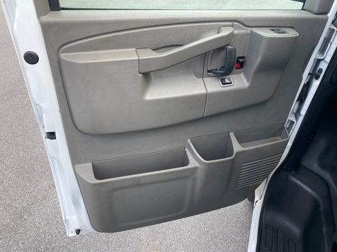 Used 2018 Chevrolet Express 2500 Extended RWD image 8
