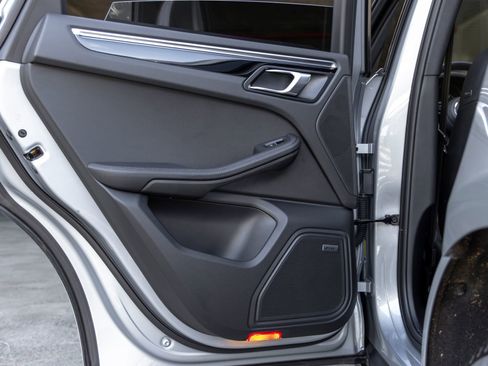 Certified 2025 Porsche Macan AWD/4WD image 41