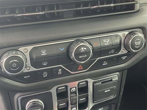 Used 2025 Jeep Gladiator Nighthawk image 28