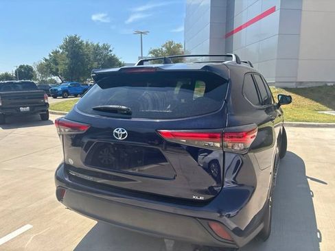 Used 2022 Toyota Highlander XLE FWD image 3