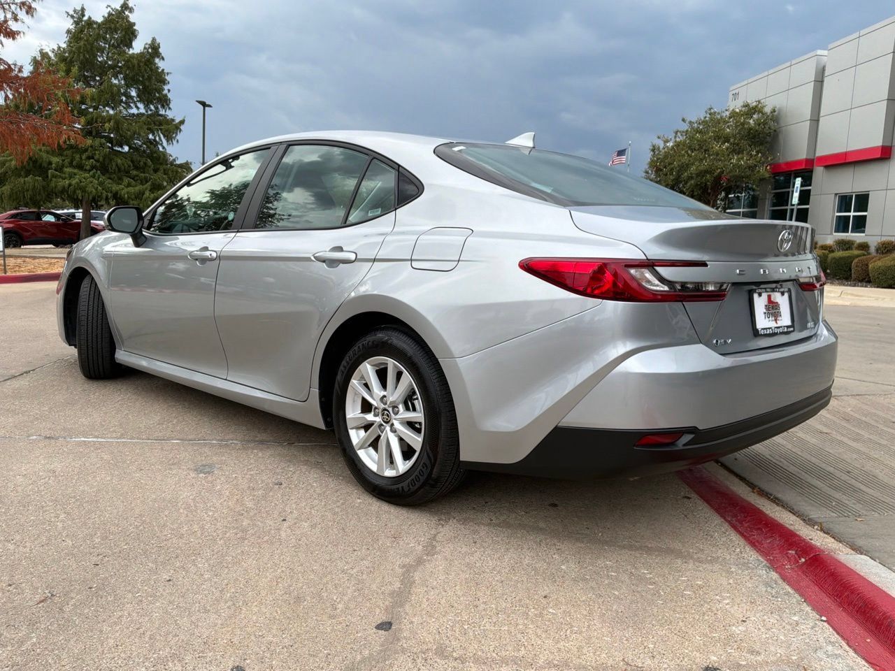 Used 2026 Toyota Camry LE FWD image 8