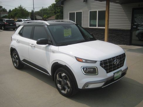 Used 2022 Hyundai Venue Limited image 2