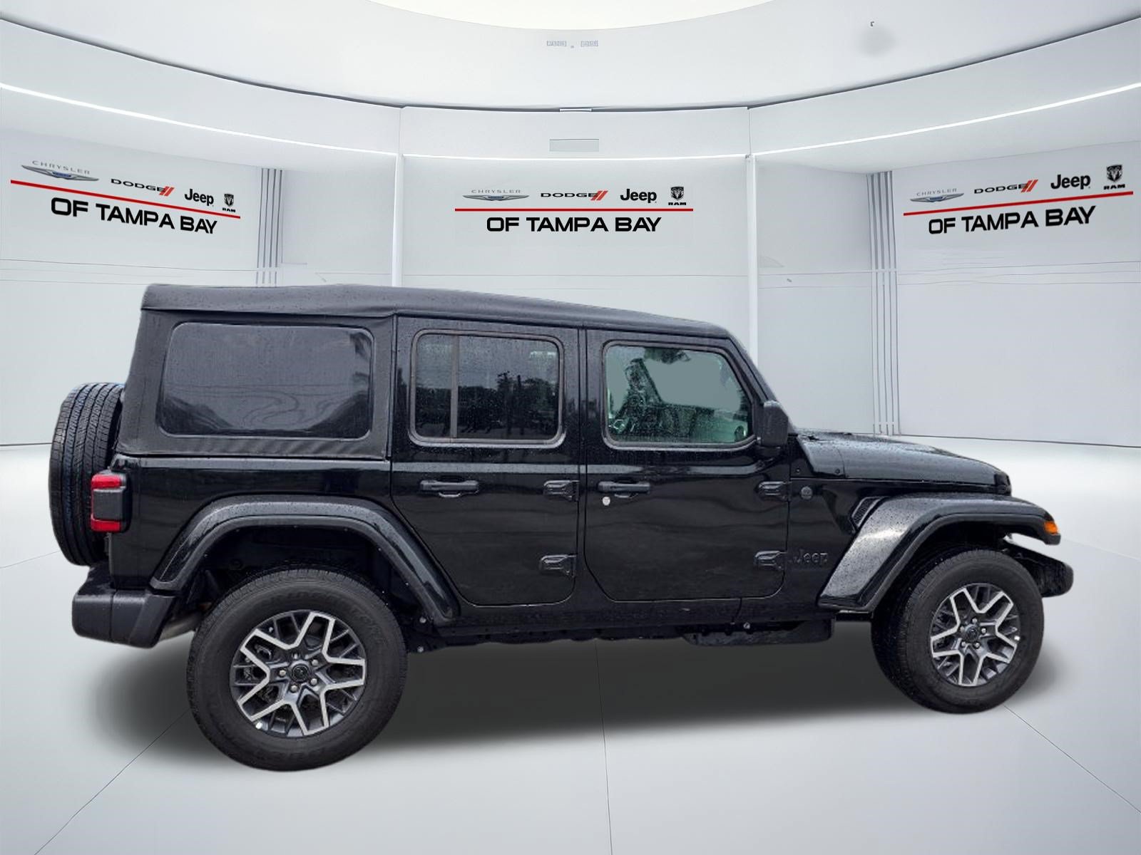 Used 2026 Jeep Wrangler Unlimited Sahara AWD/4WD image 7