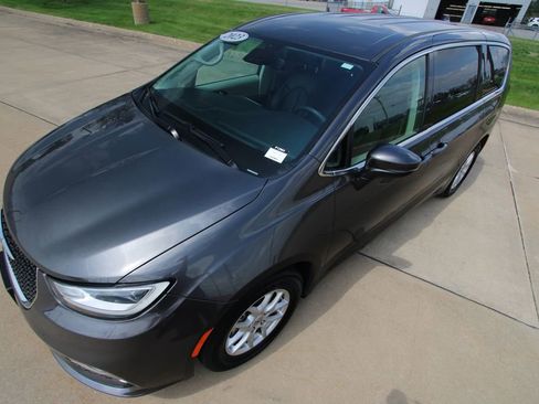Used 2023 Chrysler Pacifica Touring-L image 19