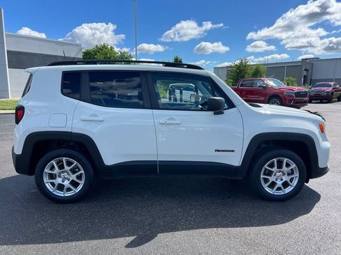 Used 2022 Jeep Renegade Latitude AWD/4WD image 9