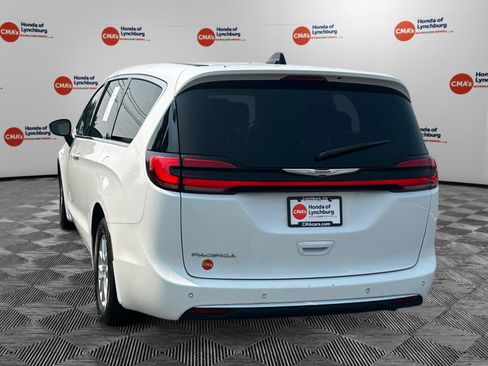 Used 2023 Chrysler Pacifica Touring-L FWD image 3