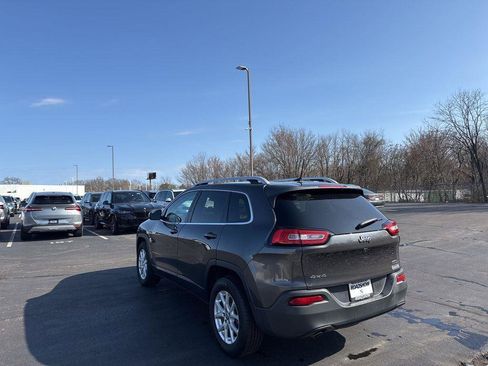 Used 2017 Jeep Cherokee Latitude w/ Cold Weather Group AWD/4WD image 3