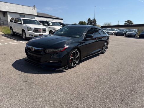 Used 2018 Honda Accord Sport image 2
