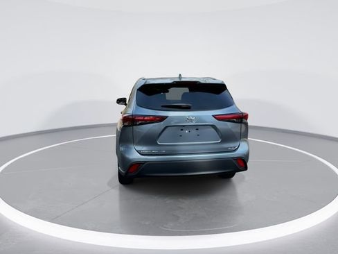 Used 2023 Toyota Highlander XLE FWD image 7