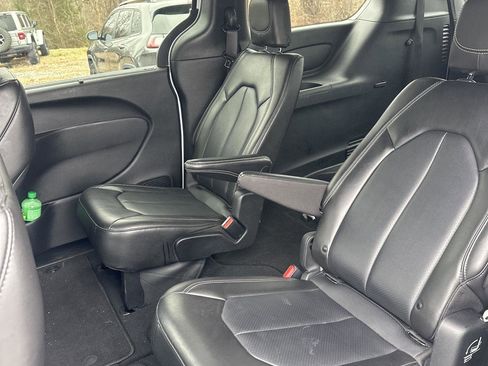 Used 2025 Chrysler Pacifica Select image 8