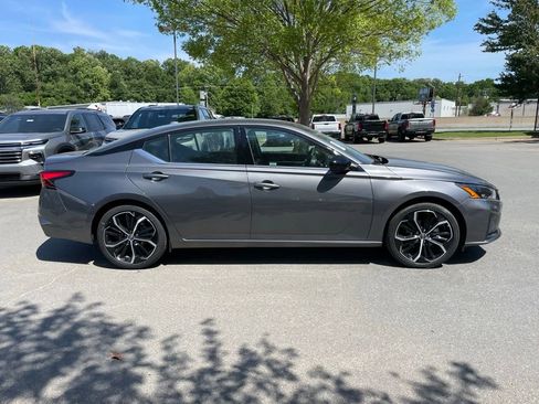 Used 2025 Nissan Altima 2.5 SR FWD image 8